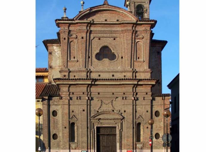Nino Carriglio torna a Caselle dopo dieci anni: un concerto tra Bach, Morricone e il profumo delle rose di maggio nella chiesa dei Battuti